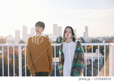 都会の街並み 屋上にいるカップル 135088034