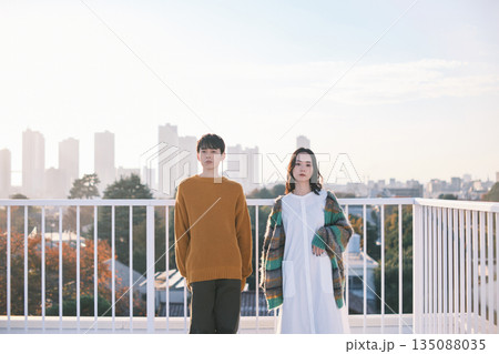 都会の街並み 屋上にいるカップル 135088035