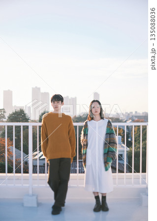 都会の街並み 屋上にいるカップル 135088036