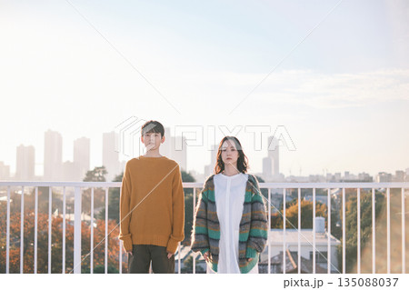 都会の街並み 屋上にいるカップル 135088037