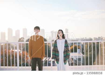 都会の街並み 屋上にいるカップル 135088038