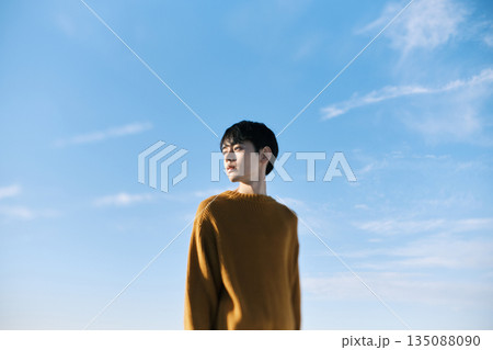 青空バック 若い男性のポートレート 135088090