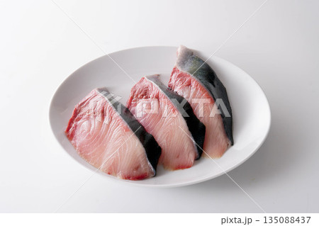 白い皿に並んだブリの切り身 白背景 白い皿に並んだブリの切り身 白背景 135088437