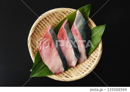 ざるに盛ったぶりの切り身(葉蘭・黒背景) ざるに盛ったぶりの切り身(葉蘭・黒背景) 135088569