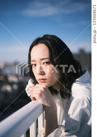 屋上にいる女性 ポートレート 135088673
