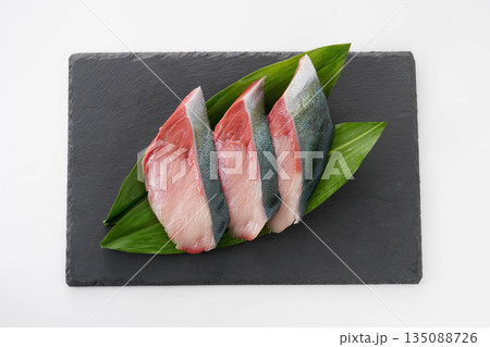 新鮮なブリの切り身 新鮮なブリの切り身 135088726