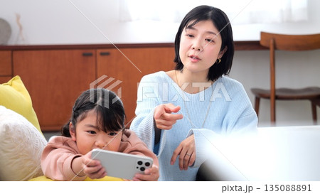 親子喧嘩 スマホ 長時間 ゲーム 勉強 イメージ 135088891