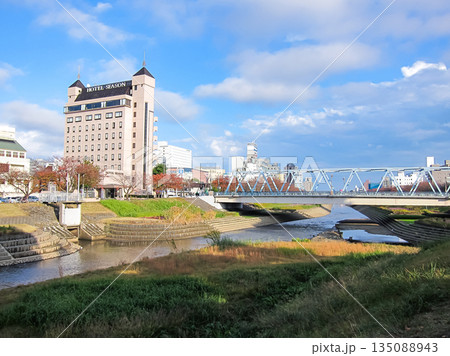 桜川とホテルシーズンと秋の青空　茨城県水戸市桜川 135088943