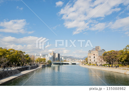 「広島県」(1月)【観光地】 広島県広島市の原爆ドーム 平和記念公園 「広島県」(1月)【観光地】 広島県広島市の原爆ドーム 平和記念公園 135088982