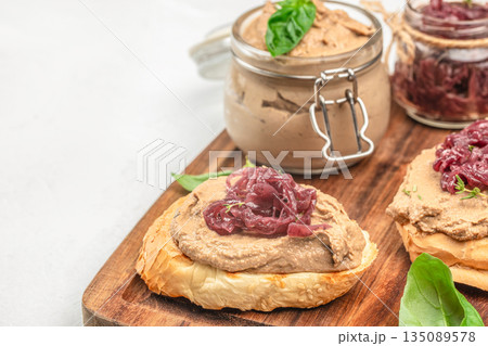 Chicken liver pate with caramelized onions on crispy bread slices, close-up. copy space Chicken liver pate with caramelized onions on crispy bread slices, close-up. copy space 135089578