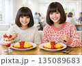 レストランでオムライスを食べる姉妹 135089683
