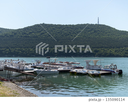 August 19, 2025 The promenade along Lake Abrau-Dyurso with calm water, greenery, and scenic surroundings 135090114