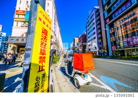 日本の東京都市景観 「バス停付近 横断歩道 違法駐車禁止…」。道路には、危険な放置バイク…=浅草 日本の東京都市景観 「バス停付近 横断歩道 違法駐車禁止…」。道路には、危険な放置バイク…=浅草 135091001
