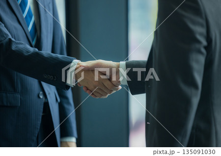 握手するビジネスマン 135091030