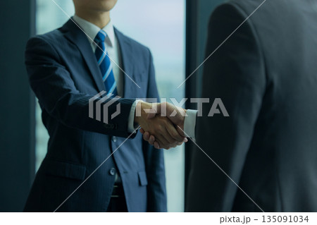 握手するビジネスマン 135091034