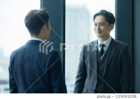 握手するビジネスマン 135091036