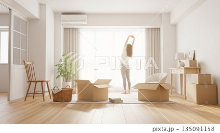 観葉植物と段ボールが並ぶ明るい新生活の白い室内空間 135091158