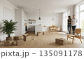 観葉植物と段ボールが並ぶ明るい新生活の白い室内空間 135091178