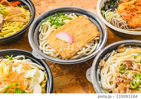 色々なレンジ調理の麺類食品 135091184