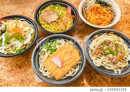 色々なレンジ調理の麺類食品 135091185