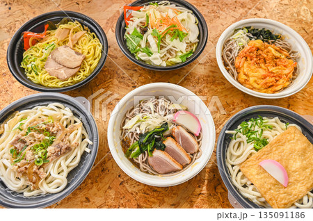 色々なレンジ調理の麺類食品 色々なレンジ調理の麺類食品 135091186