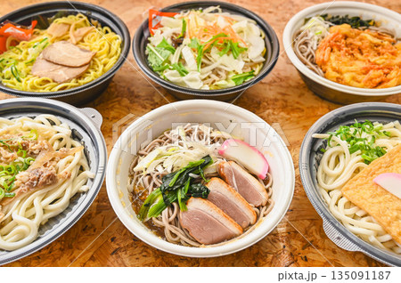 色々なレンジ調理の麺類食品 色々なレンジ調理の麺類食品 135091187