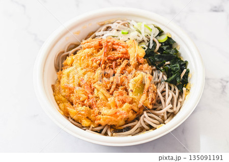 レンジで温める簡単わかめと野菜のかき揚げそば 135091191