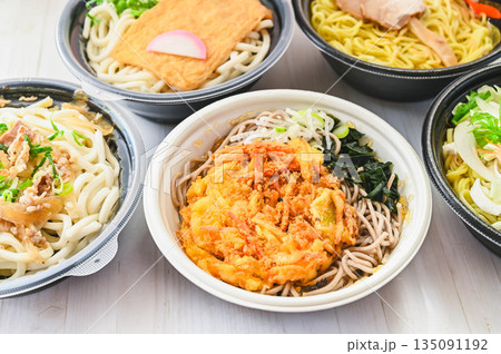 色々なレンジ調理の麺類食品 135091192