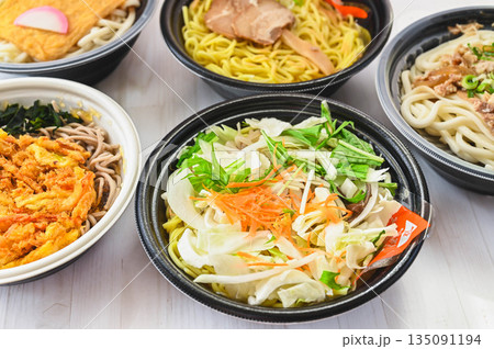 色々なレンジ調理の麺類食品 色々なレンジ調理の麺類食品 135091194