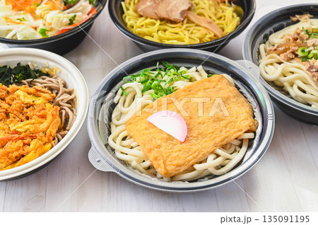 色々なレンジ調理の麺類食品 135091195