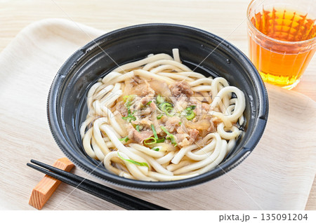 レンジで温めて美味しい肉うどん レンジで温めて美味しい肉うどん 135091204