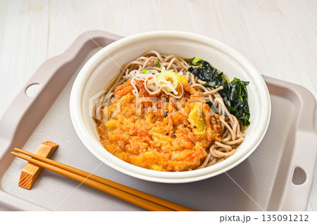 レンジで温めて美味しいワカメと野菜のかき揚げ天そば 135091212