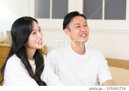 夜の寝室で会話をする男女 135091716