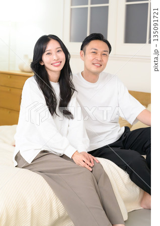 夜の寝室で会話をする男女 夜の寝室で会話をする男女 135091721