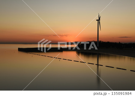 長秒露出の伊勢湾の日没 135091984