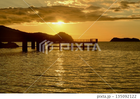 冬の海上遊歩道の夕暮れ 135092122