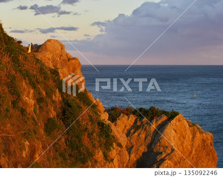 伊良湖防備衛所跡から夕照の日出の石門（岸の石門）を望む 135092246