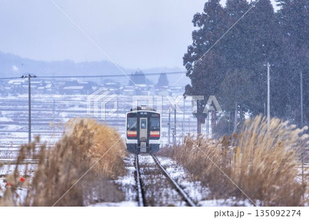 吹雪と只見線の列車 福島県会津美里町 吹雪と只見線の列車 福島県会津美里町 135092274