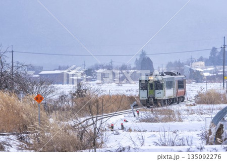吹雪と只見線の列車　福島県会津美里町 135092276