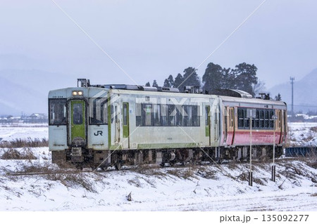 吹雪と只見線の列車　福島県会津美里町 135092277