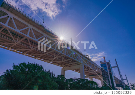 (神奈川県)横浜みなとみらい・横浜ベイブリッジ (神奈川県)横浜みなとみらい・横浜ベイブリッジ 135092329
