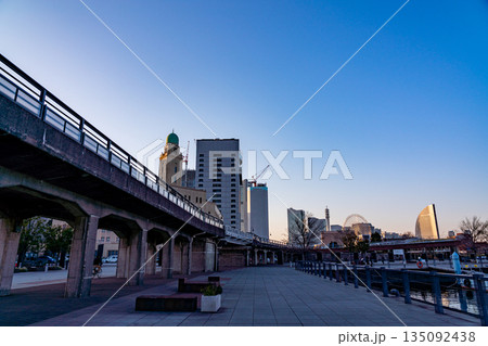 （神奈川県）横浜みなとみらい・山下臨港線プロムナード　夕景 135092438