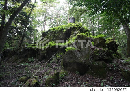 軽井沢　歴史民俗資料館付近から登る離山　登山口近くにある台座　2025年9月30日 135092675