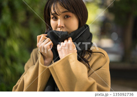 寒い冬にマフラーを巻いている女性 寒い冬にマフラーを巻いている女性 135092736