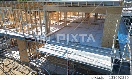 木造住宅の建設現場　新築戸建て住宅の骨組み構造 135092850