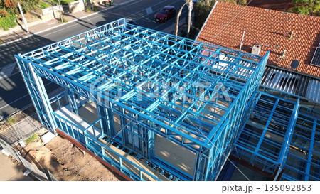 軽量鉄骨住宅の建設現場　新築住宅の骨組み 135092853