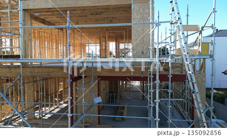 木造住宅の建設現場 新築戸建て住宅の骨組み構造 木造住宅の建設現場 新築戸建て住宅の骨組み構造 135092856