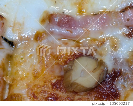 焼き立てピザ 135093237