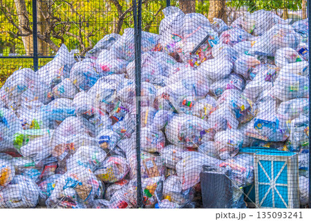 日本の横浜都市景観年始め…街角のゴミ置き場。今年最初のプラごみ収集日。背丈をこえる山が…＝7日、横浜 135093241