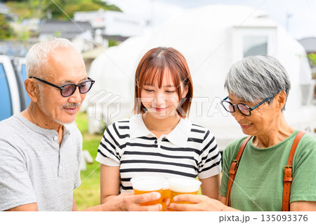 祖父母と孫娘が乾杯 【撮影協力：隠岐シーサイドリゾートみやび様】 135093376